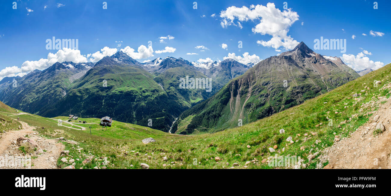 Large vue panoramique donnant sur les sommets des montagnes, des glaciers et des rivières qui coulent vers le bas, sur les côtés de la forêt de montagne, sentiers de randonnées, grass meadow sur Banque D'Images