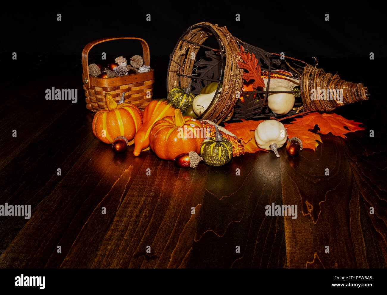 Récolte d'automne, les éléments sont vus avec cornucopia décoratif sur la table. Banque D'Images