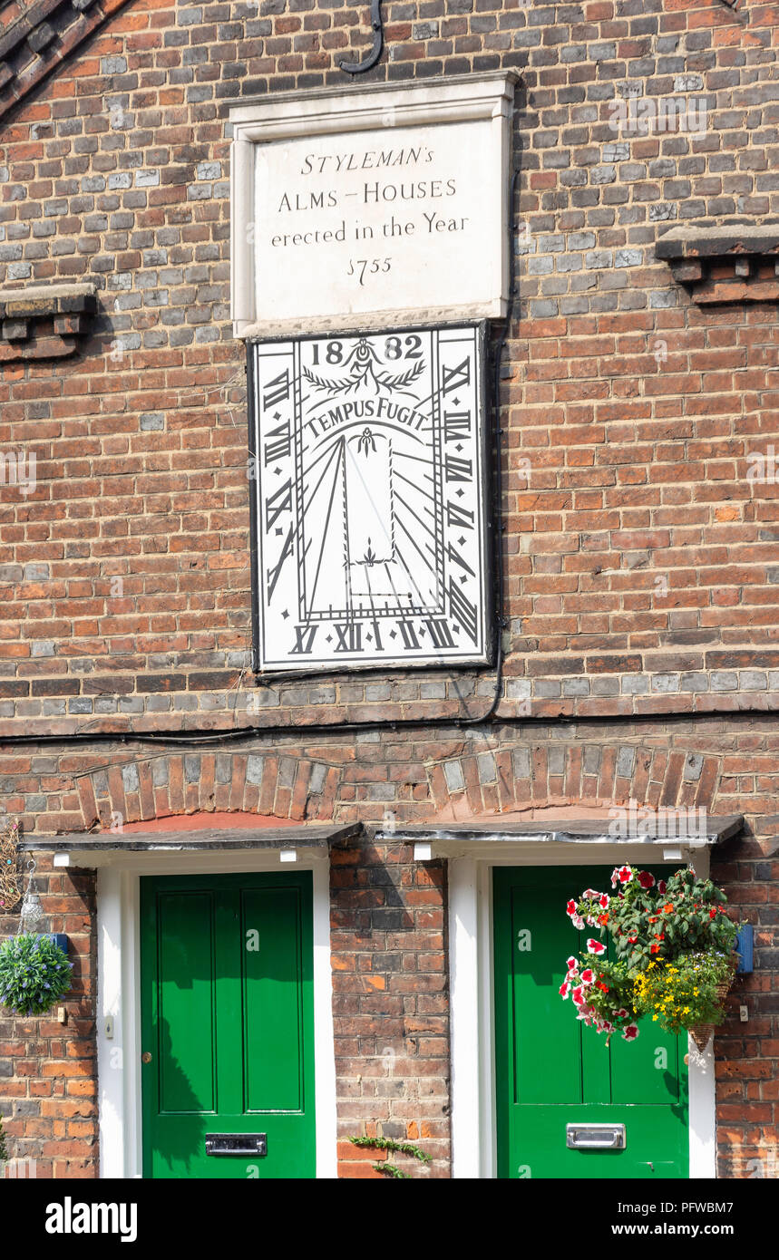 Cadran solaire sur le mur de l'Styleman Hospices, Bexley Bexley, High Street, London Borough of Bexley, Greater London, Angleterre, Royaume-Uni Banque D'Images