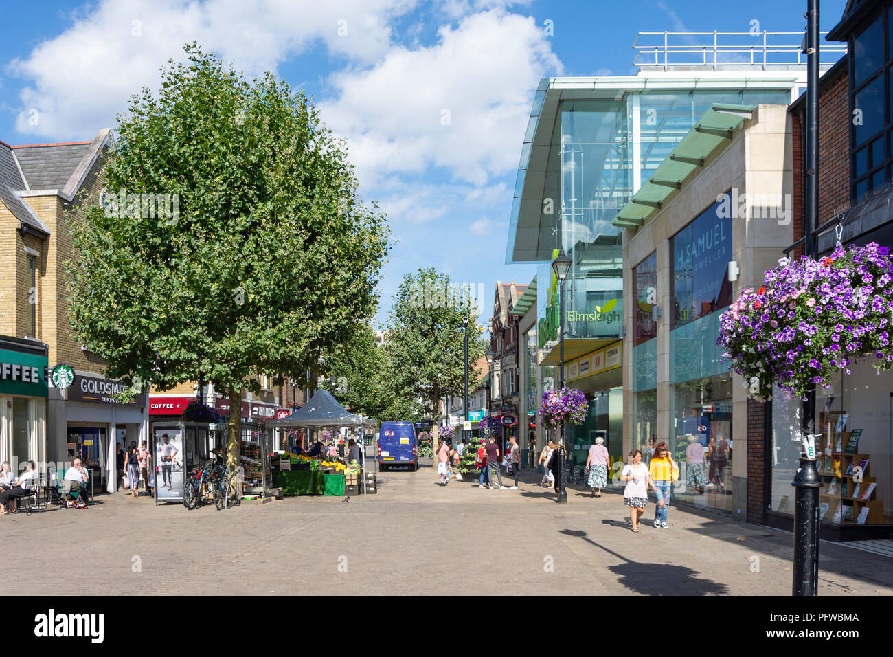 Zone piétonne High Street, Staines-upon-Thames, Surrey, Angleterre, Royaume-Uni Banque D'Images