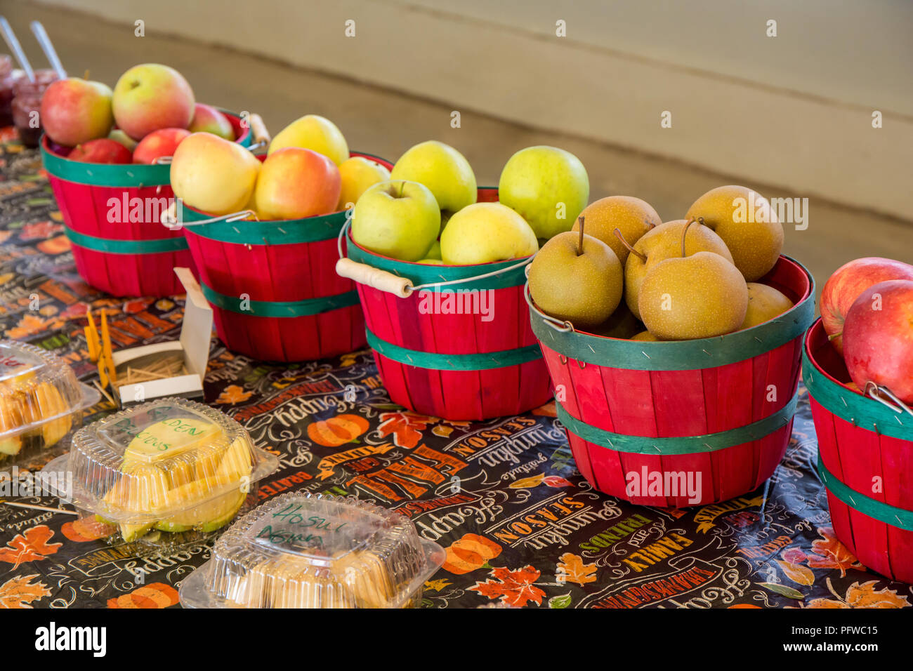 Hood River, Oregon, USA. Rome, la banane d'hiver, pommes Golden Delicious et Asiatiques Hosui poires pour l'échantillonnage à un stand de fruits. Banque D'Images