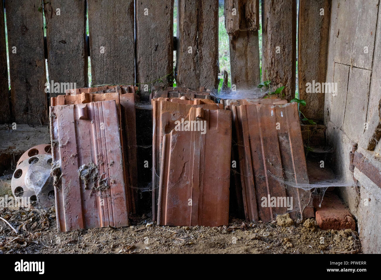 Toit de tuiles empilées à l'intérieur d'un vieux outhouse zala hongrie Banque D'Images