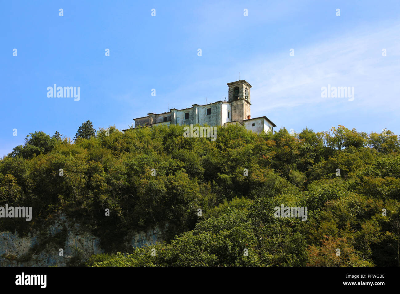Belle vue sur le Sanctuaire Madonna della Ceriola sur le dessus de l'île de Monte Isola, Lombardie, Italie Banque D'Images