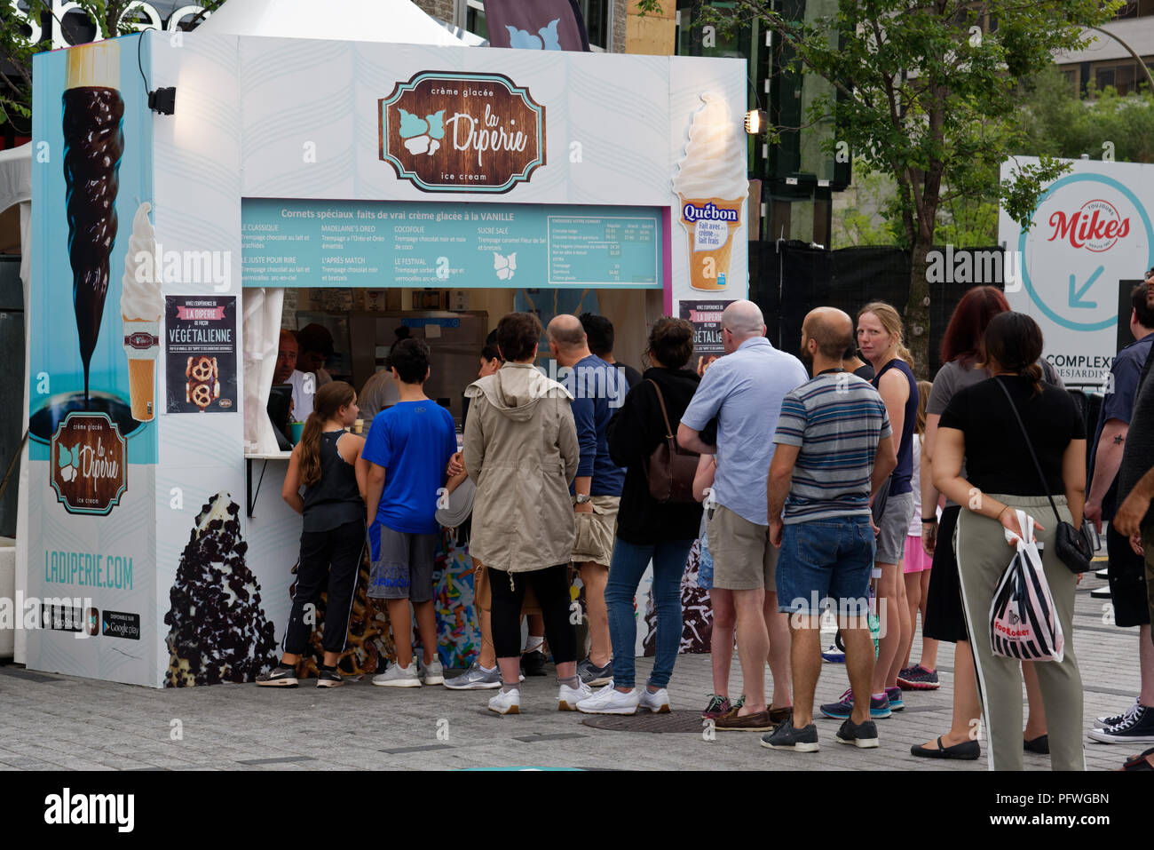 Une longue file d'attente pour une glace à un kiosque de crème glacée par une chaude journée d'été à Montréal, Québec Banque D'Images