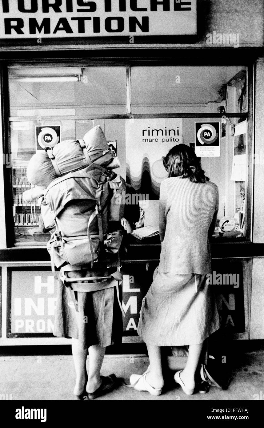 Les touristes à la gare, Rimini, 1970 Banque D'Images