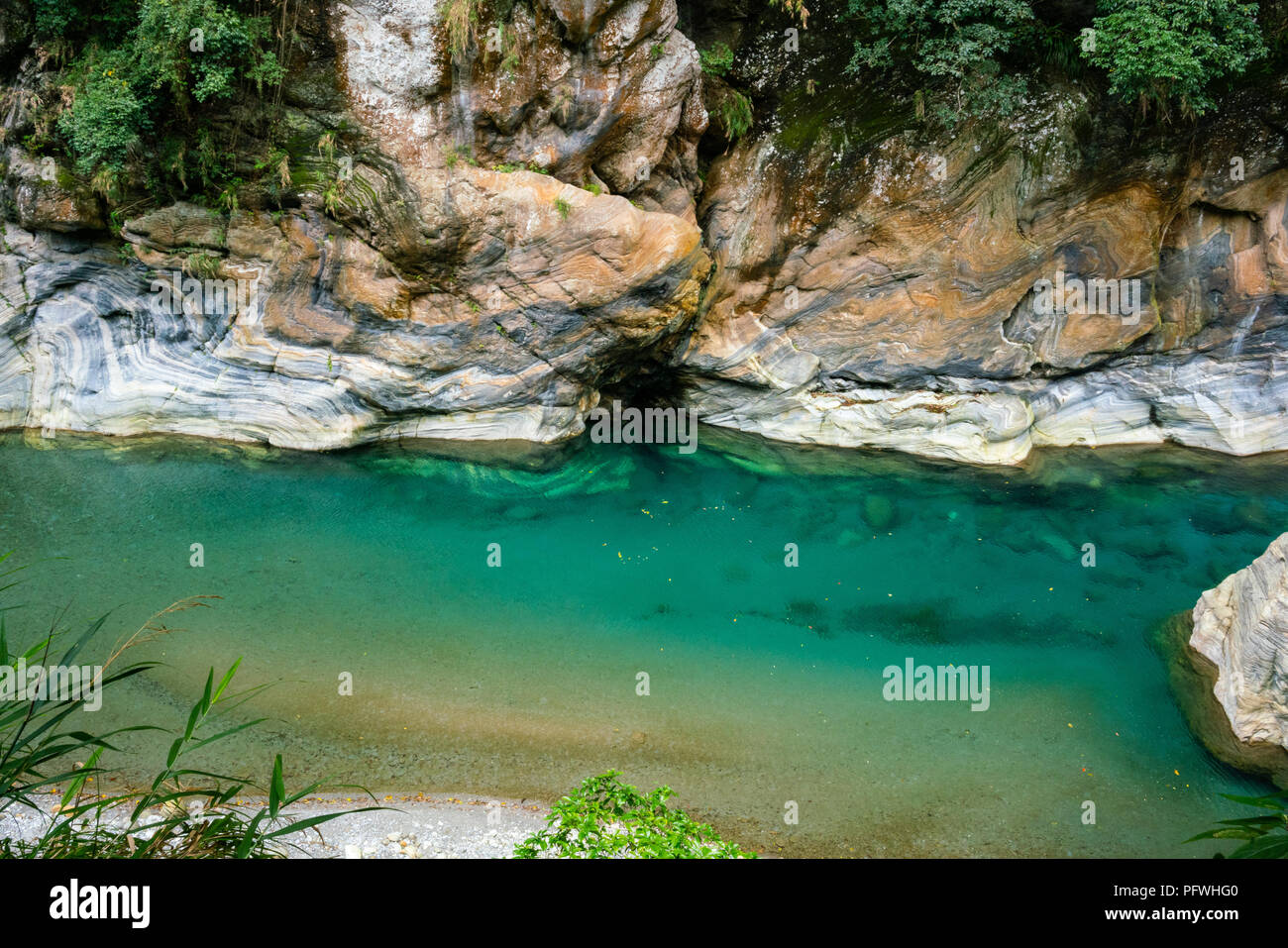 Sentier de randonnée de Shakadang vue sur la rivière avec une eau cristalline et rocher de marbre dans les gorges de Taroko national park à Hualien Taiwan Banque D'Images