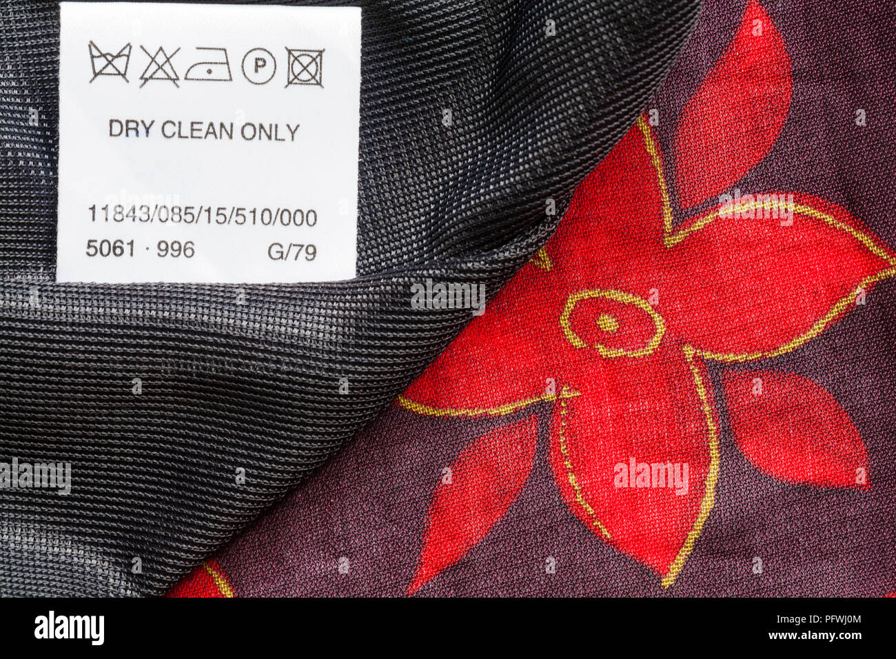 Nettoyage à sec seulement des symboles de lavage sur l'étiquette des instructions robe de femme Hamells Banque D'Images