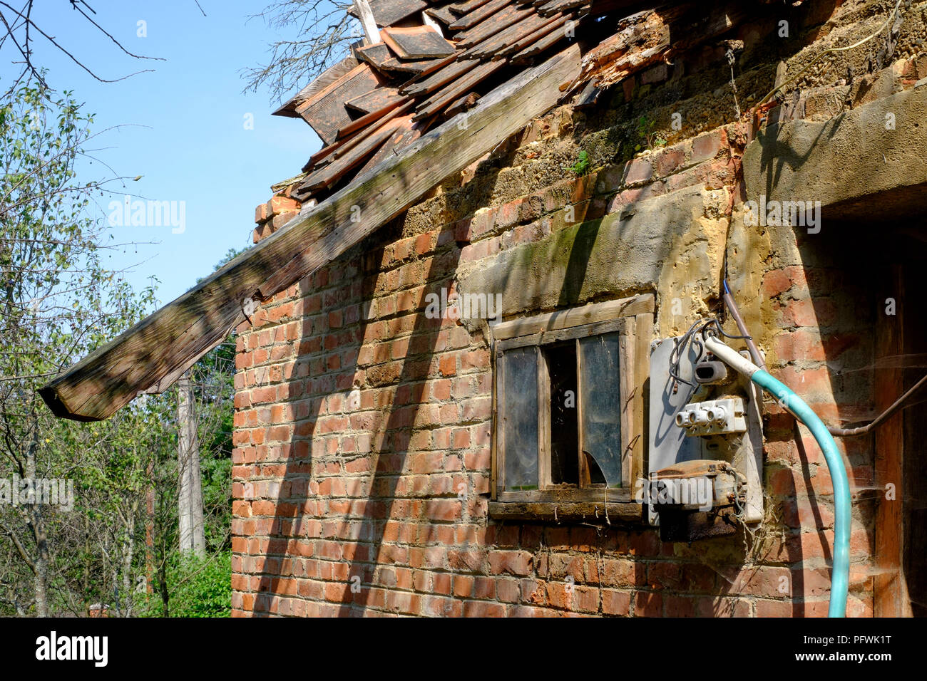 Les restes de cuisine d'été négligées en ruine dépendance dans un village rural zala hongrie Banque D'Images