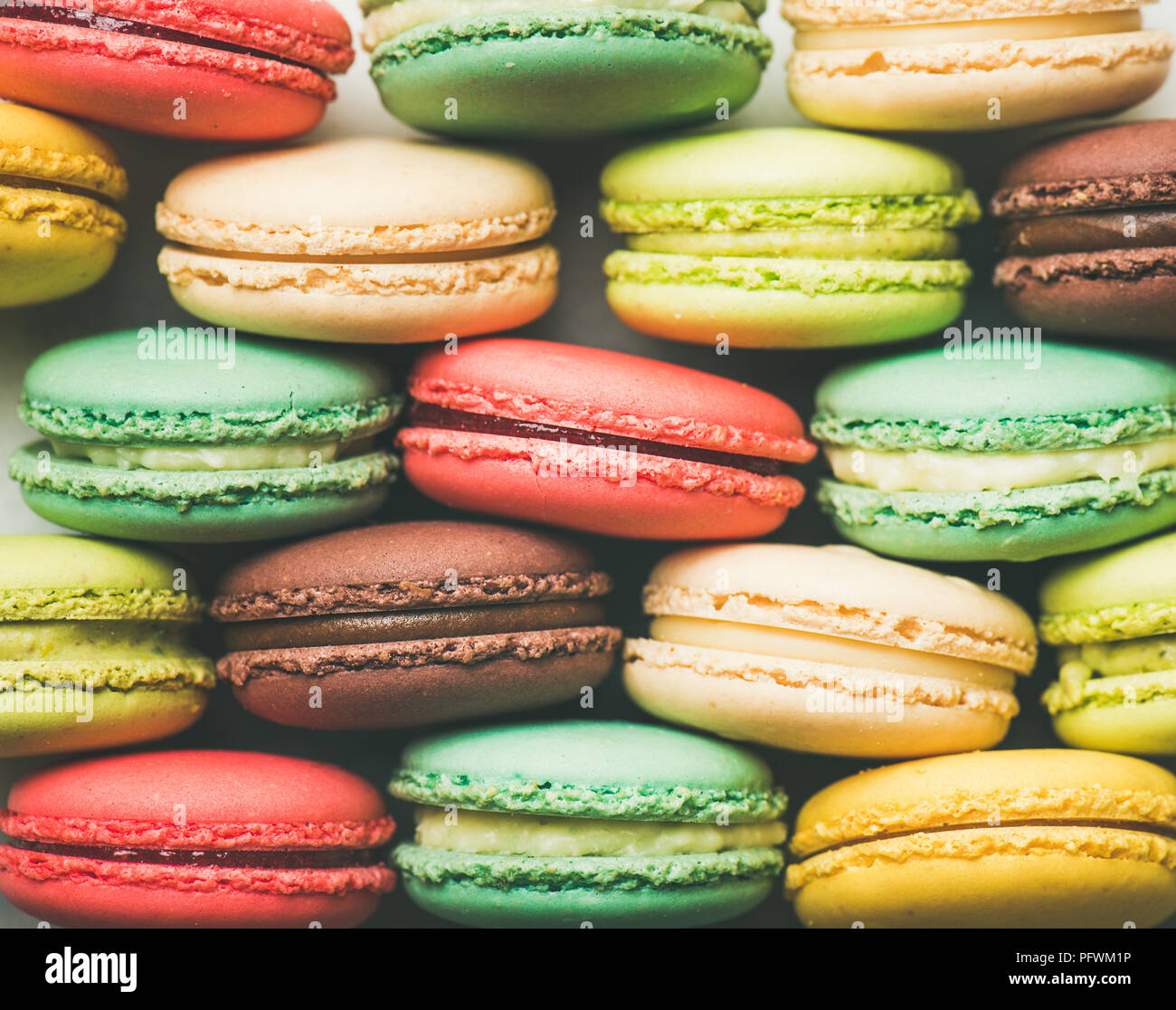 Français colorés empilés en rangées de macarons cookies Banque D'Images