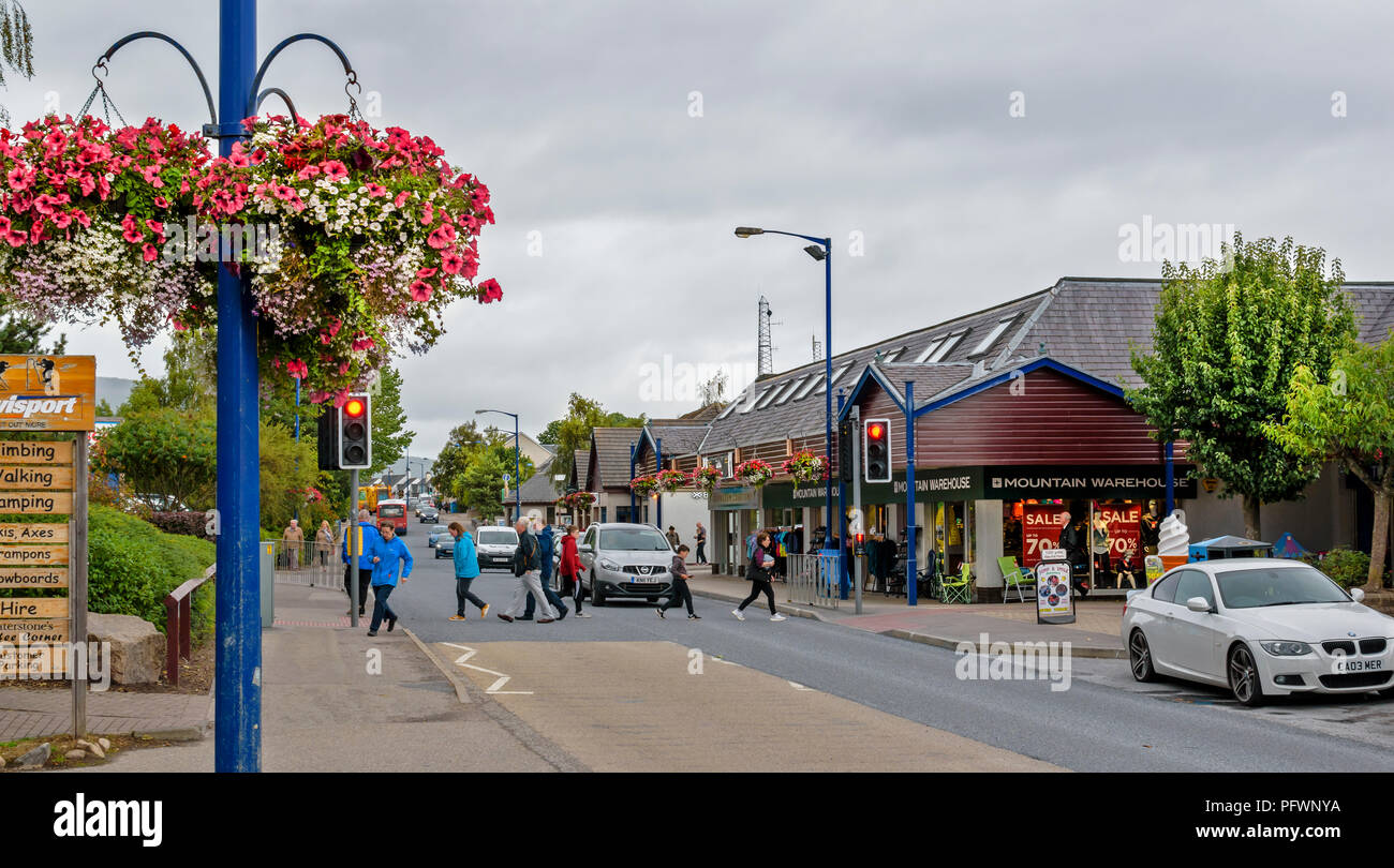 AVIEMORE HIGHLANDS ECOSSE RUE PRINCIPALE AVEC DES BOUTIQUES ET DES FLEURS EN SUSPENSIONS Banque D'Images