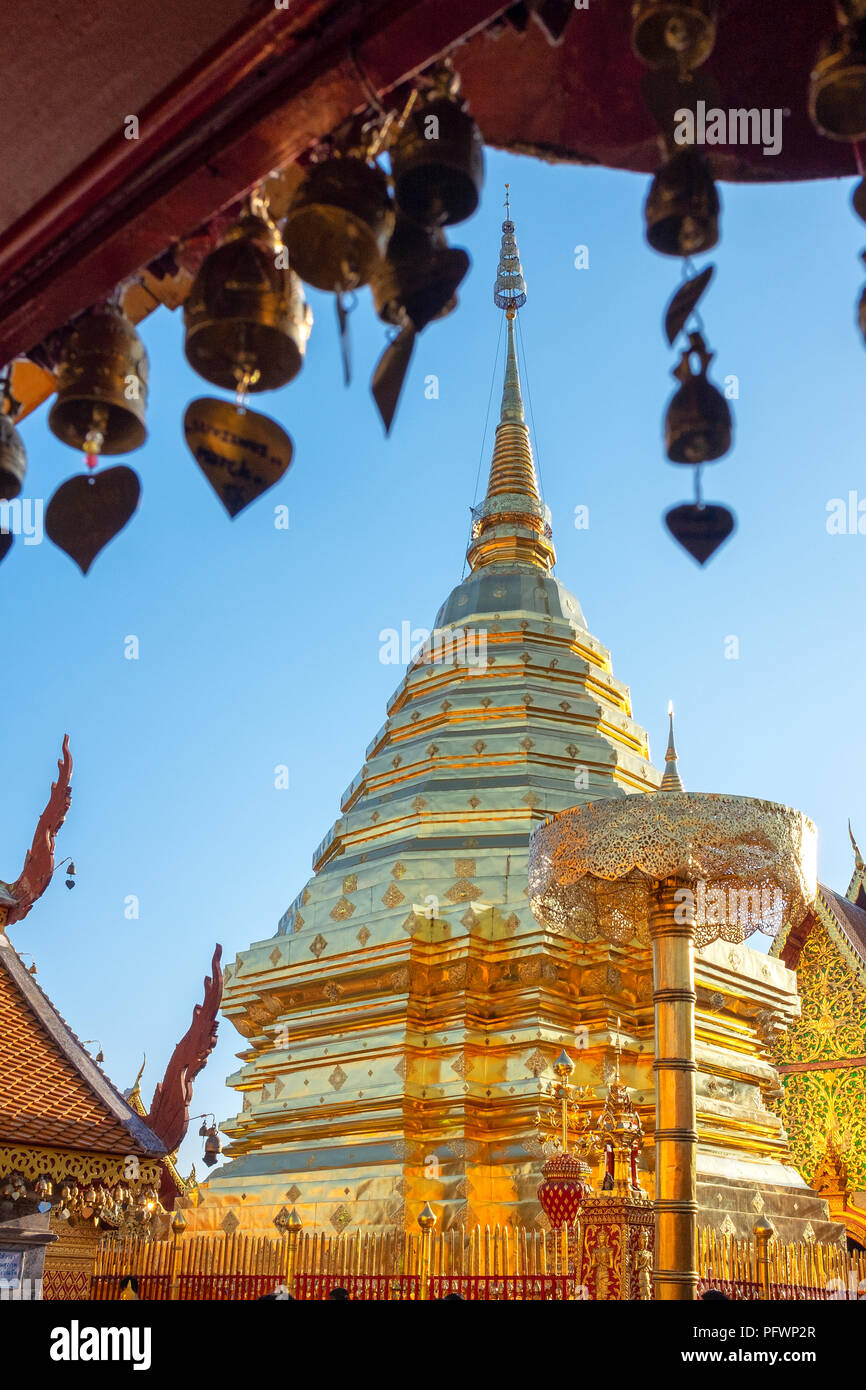 Chedi doré au Wat Phra That Doi Suthep, Chiang Mai, Thaïlande Banque D'Images