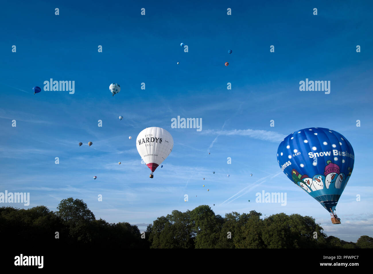 Le Bristol de ballons Montgolfières matin ascension de masse à Ashton Court dans Durdham approche Clifton à la terre Août 2018 UK Banque D'Images