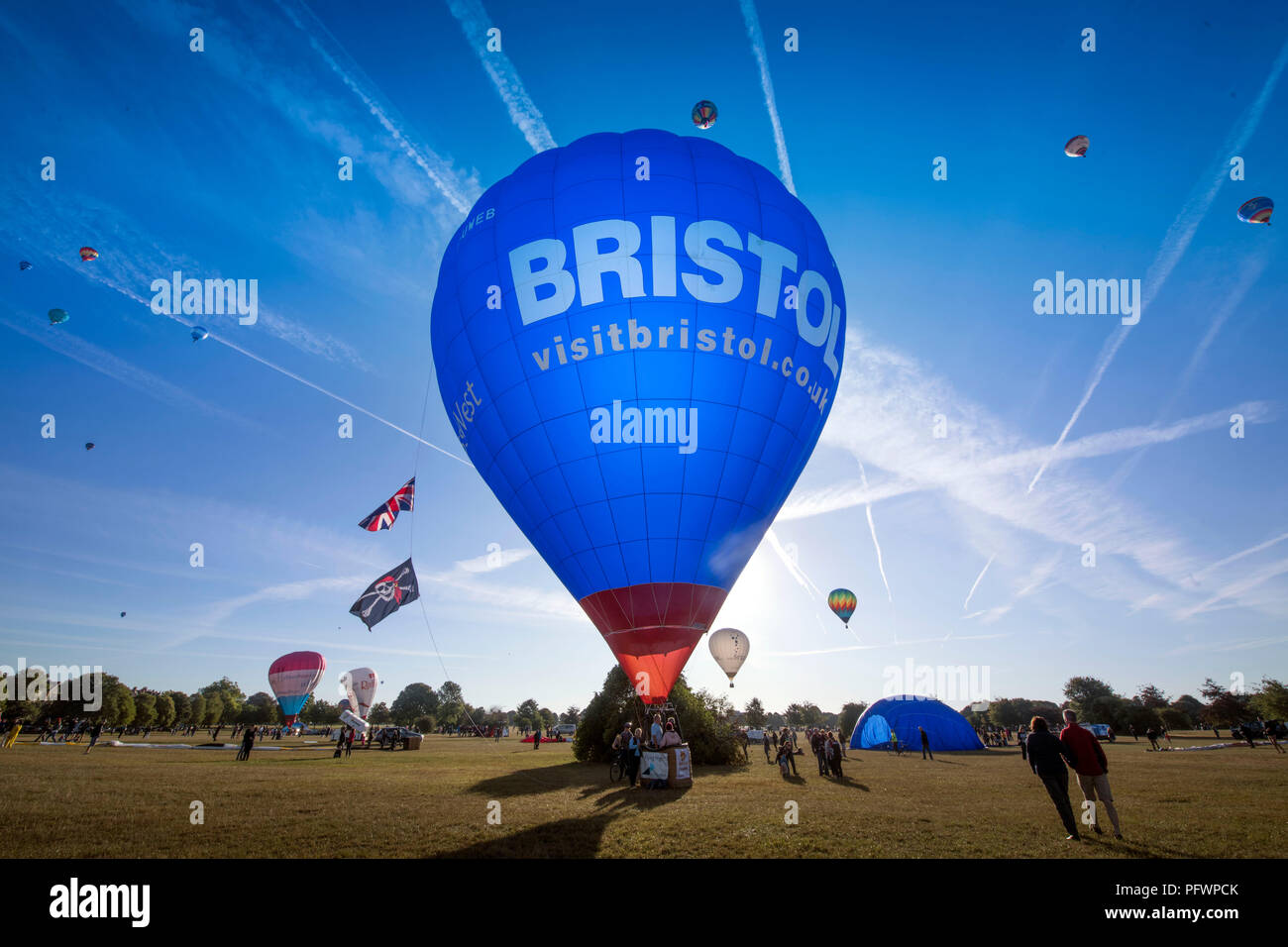Le Bristol de ballons Montgolfières matin ascension de masse à Ashton Court dans Durdham approche Clifton à la terre Août 2018 UK Banque D'Images
