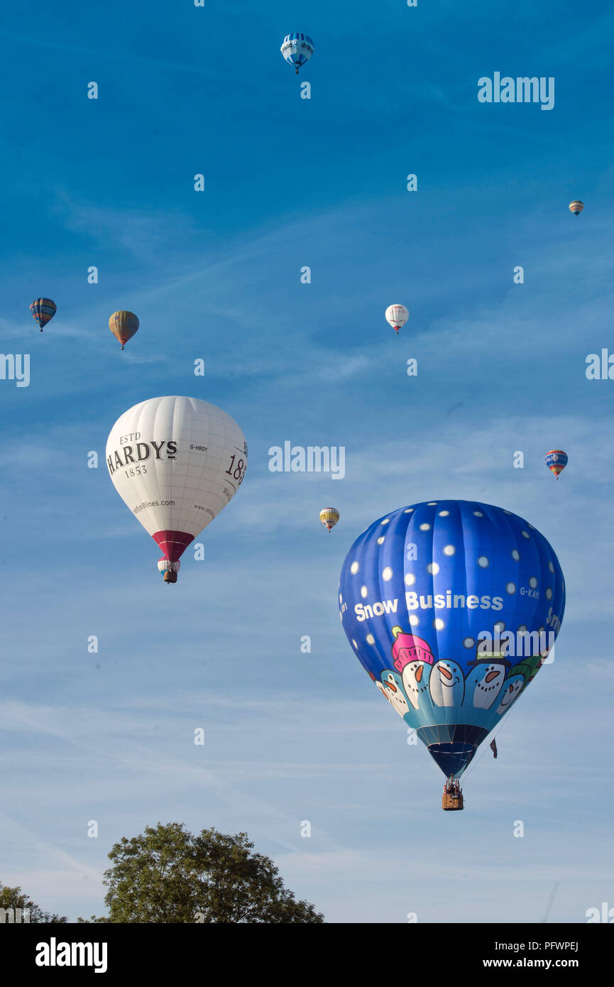 Le Bristol de ballons Montgolfières matin ascension de masse à Ashton Court dans Durdham approche Clifton à la terre Août 2018 UK Banque D'Images