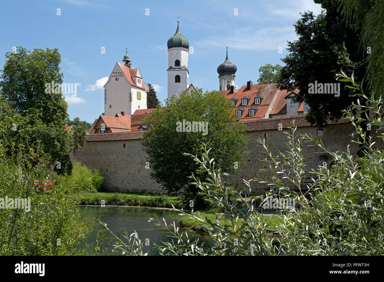 Basse-ville mur avec Wassertor (porte d'eau), Nicolai église et St Georg et Jacob, de l'église, d'Isny, Bade-Wurtemberg, Allemagne Allgaeu Banque D'Images