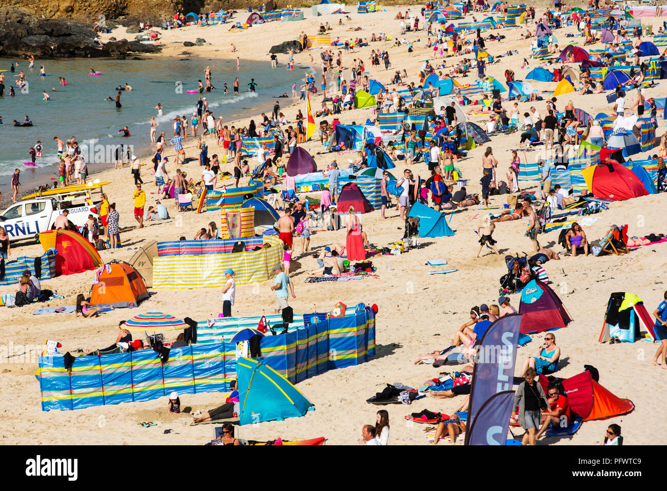 Les vacanciers sur la plage de St Ives, Cornwall, UK. Banque D'Images