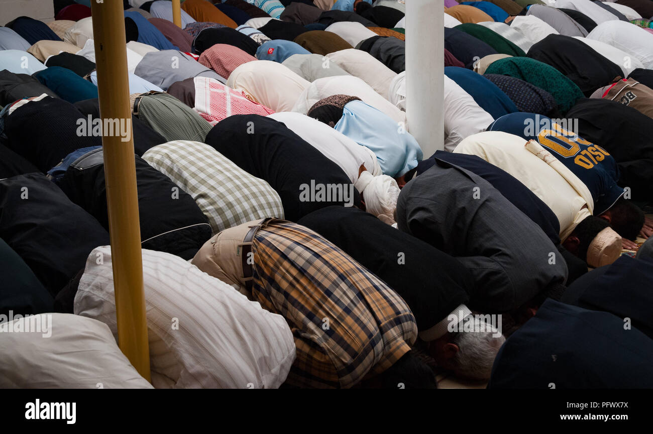 Canberra, ACT, Australie - Octobre 2006 : les hommes à la prière du vendredi dans la mosquée de Canberra, Australie Banque D'Images