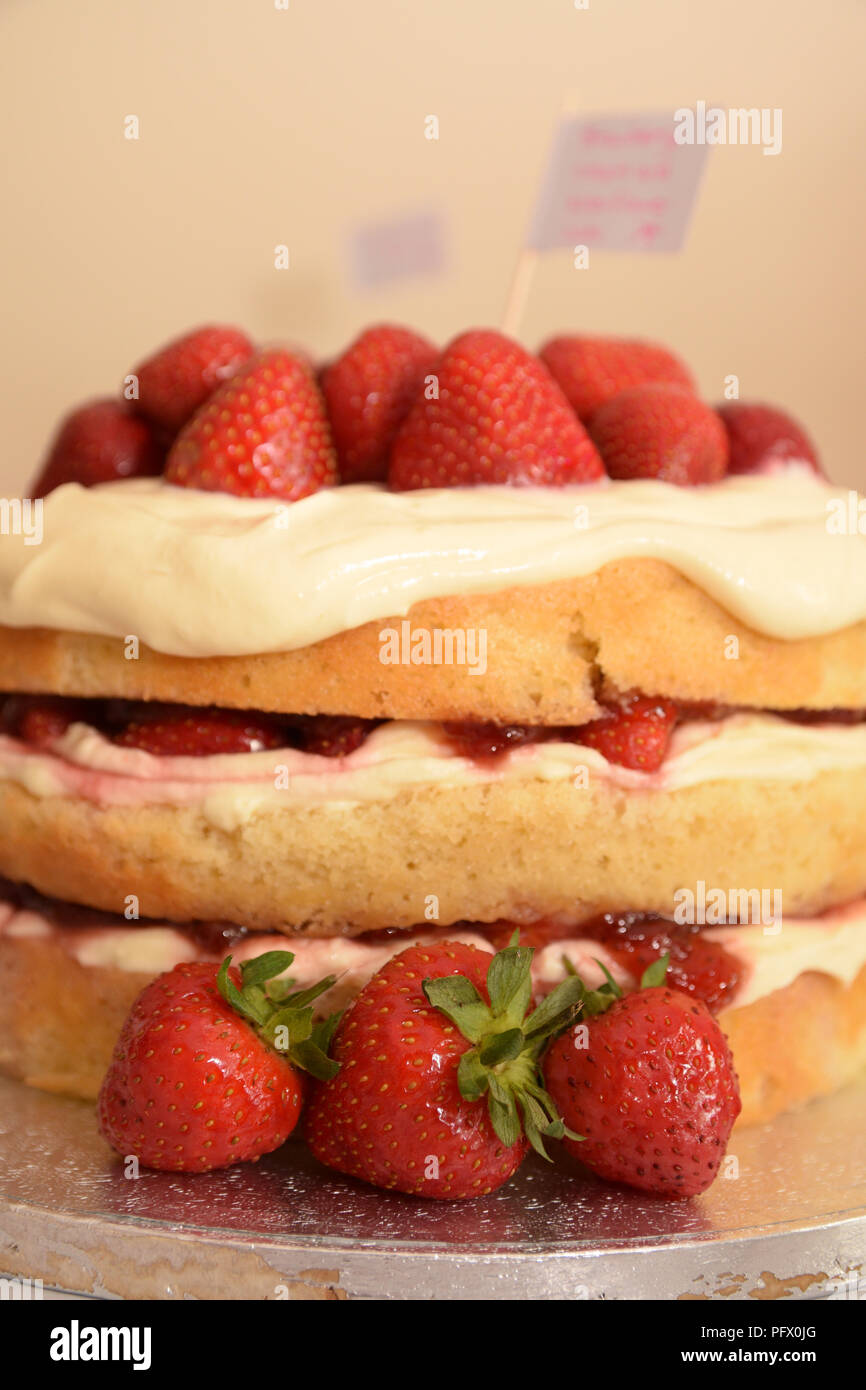 La Fraise Fait Maison Et Creme Gateau Eponge Fraises Rouges Juteux Gateau Triple Couche Sur Une Table Prete Pour Un Anniversaire Photo Stock Alamy