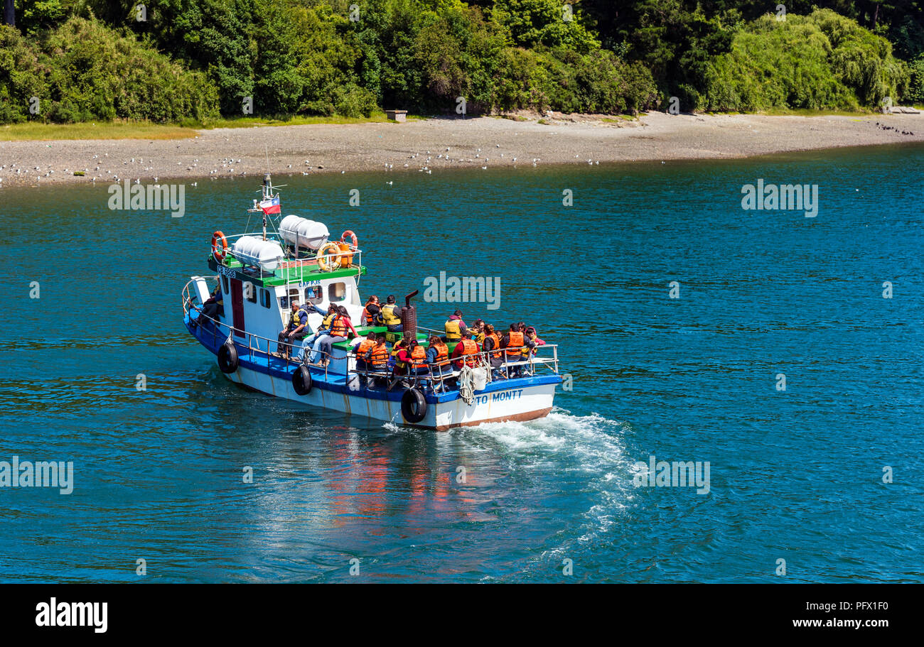 PUERTO MONTT, CHILI - 12 janvier 2018 : Avis d'un bateau de touristes. L'espace de copie pour le texte Banque D'Images