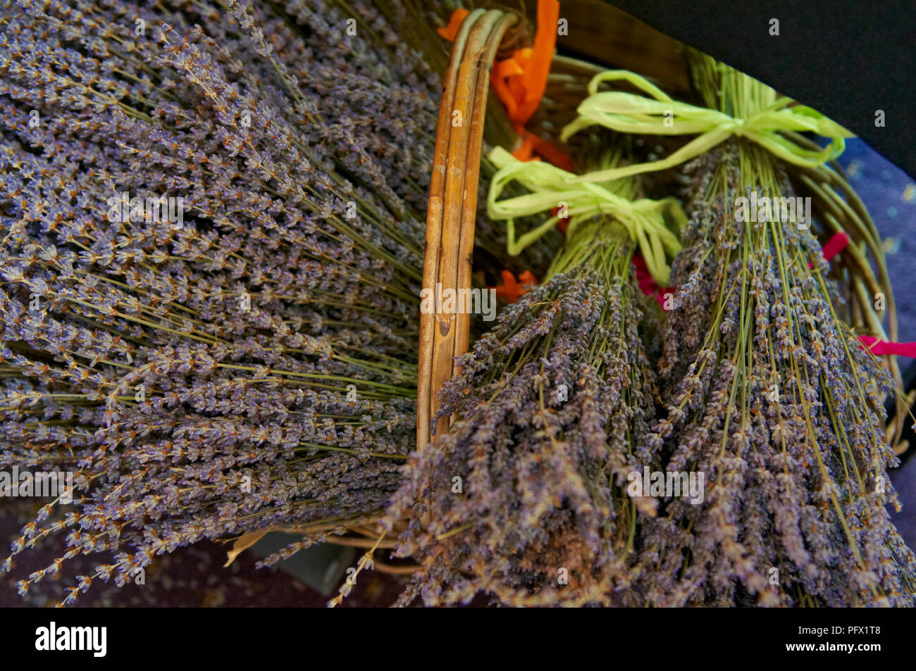 Bouquets de Lavande bio dans un panier. Banque D'Images