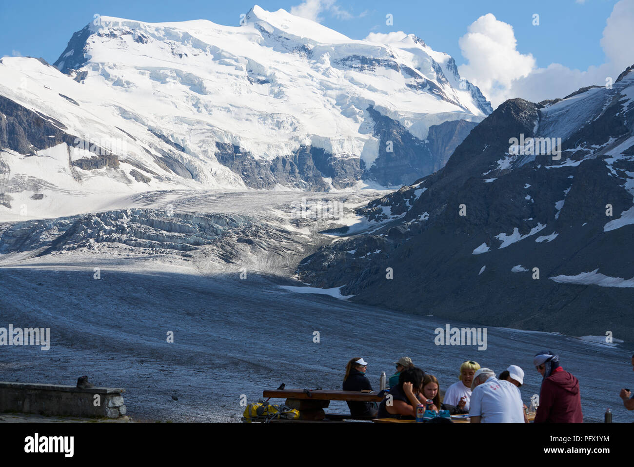 Corbassièere Glacier, touristes, Valais, Suisse Banque D'Images