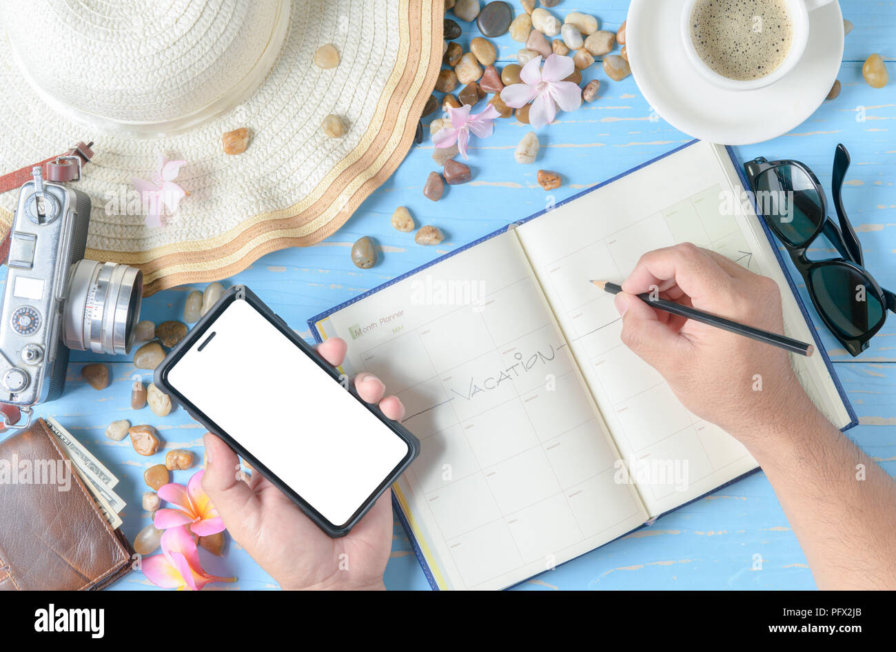 Planificateur de réserver et organiser sur téléphone mobile, table en bois bleu prendre vacaton et plan de voyage concept Banque D'Images