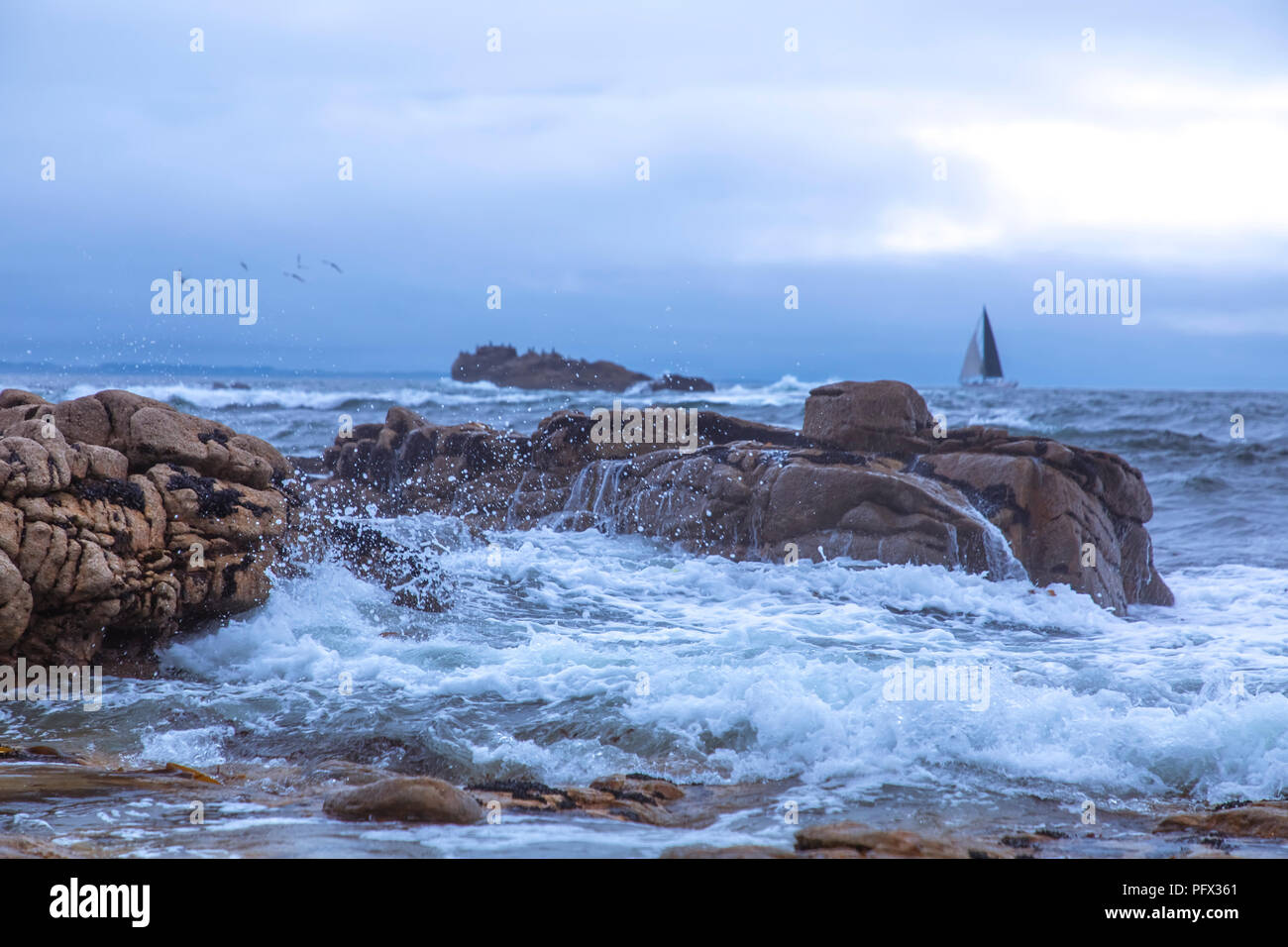 Les vagues de la mer sur les rochers. Banque D'Images