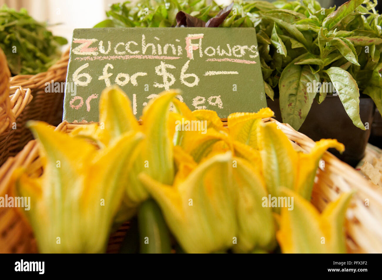 Fleurs de courgette courgette ou fleurs à vendre sur un marché. Banque D'Images
