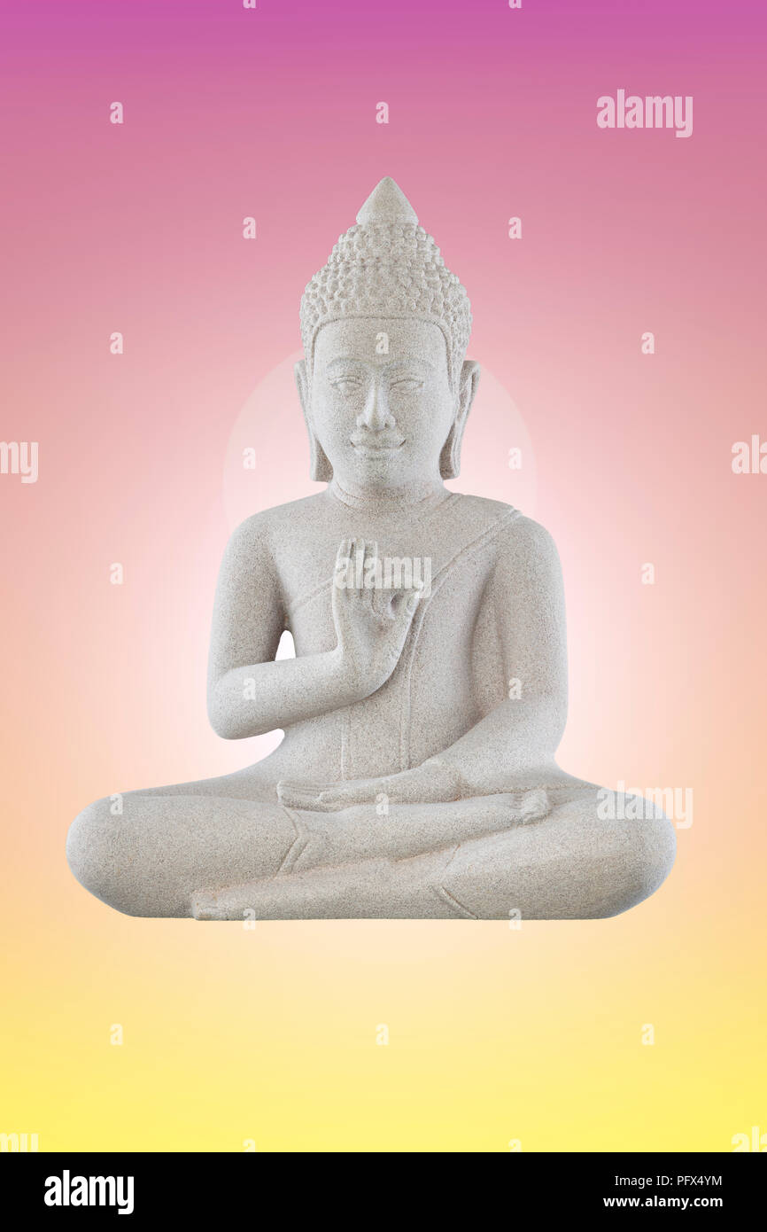 Une statuette de Bouddha en pierre gris clair, assise en lévitation avec un fond coloré, faisant un geste de paix et d'illumination de la main Banque D'Images