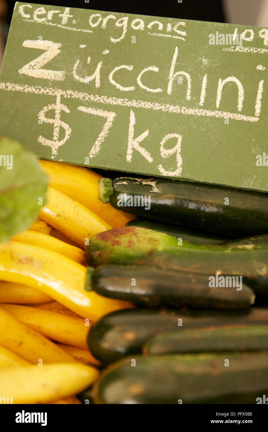 Courgettes bio ou courgettes à la vente sur un marché. Banque D'Images