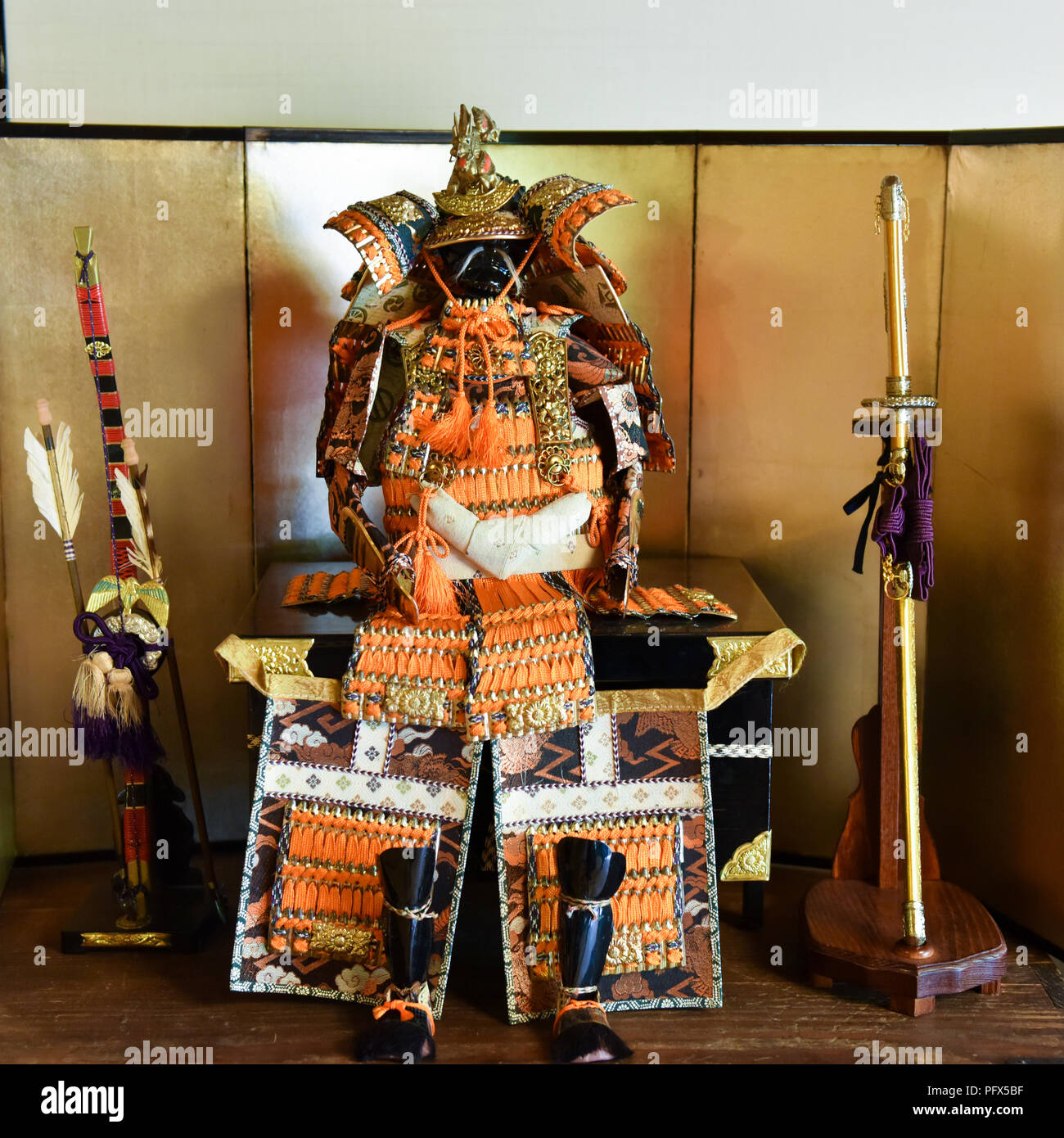 Figurine de guerrier Samouraï japonais sur la pièce l'hôtel particulier de l'agent public à Otsu, Shiga Prefecture, Japan Banque D'Images