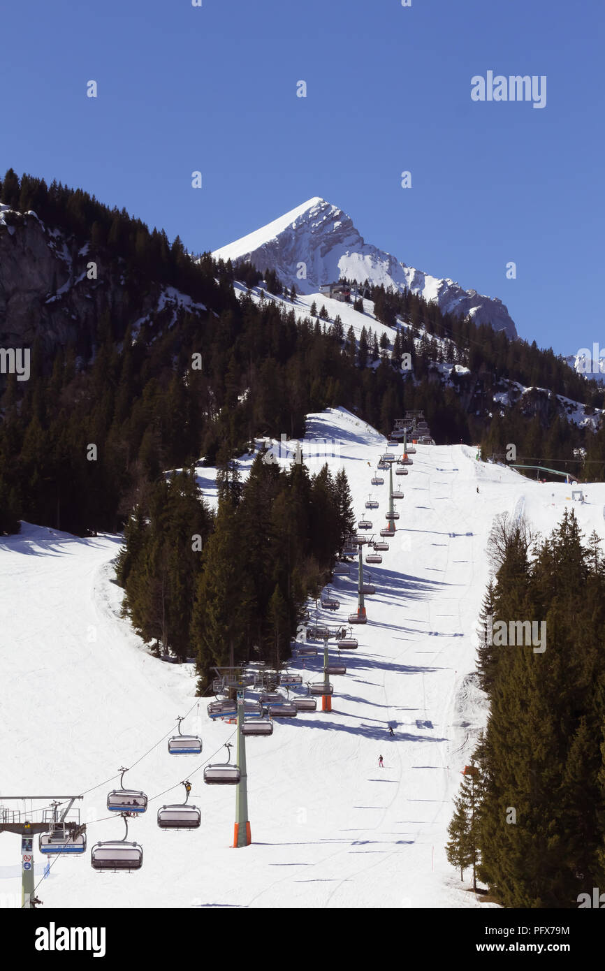 Garmisch-Partenkirchen, Allemagne - 7 avril 2018 - sur une pente de montagne dans une station de ski populaire allemande où les Jeux Olympiques d'hiver ont eu lieu en Banque D'Images