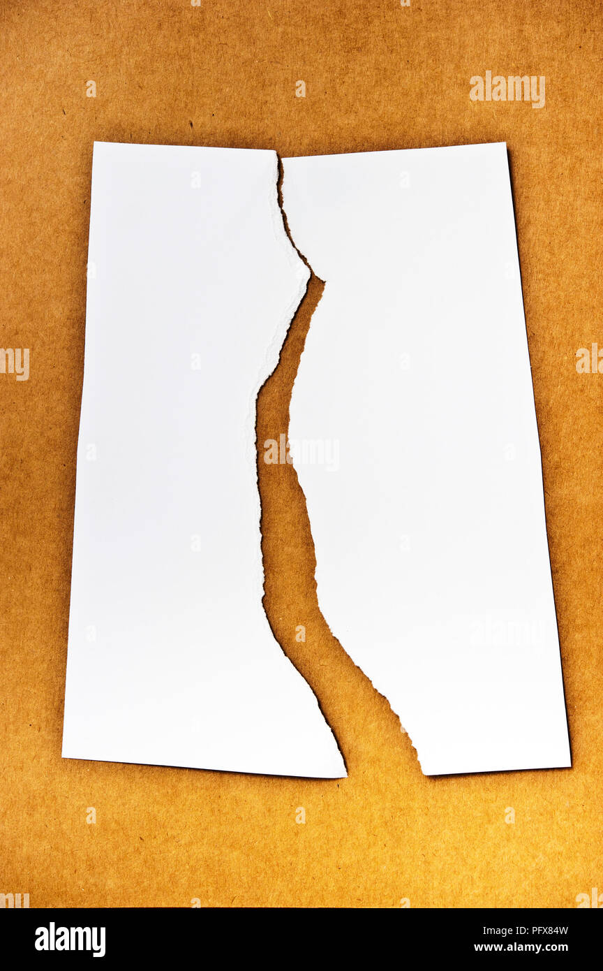 Papier qui a été déchiré dans la moitié Banque D'Images
