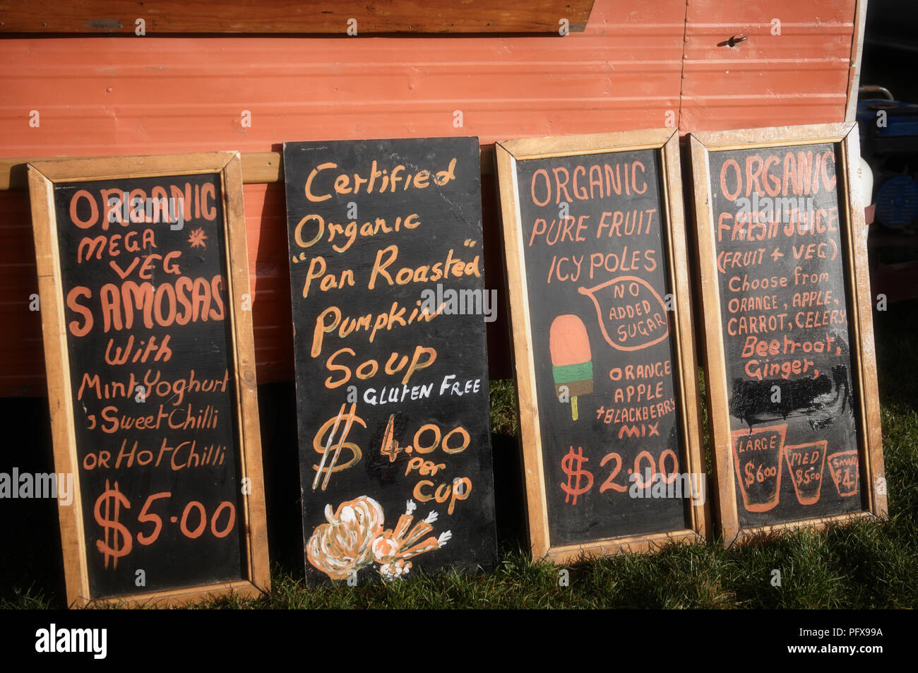Aliments et des boissons biologiques la signalisation pour un étal dans un marché à Daylesford. Banque D'Images