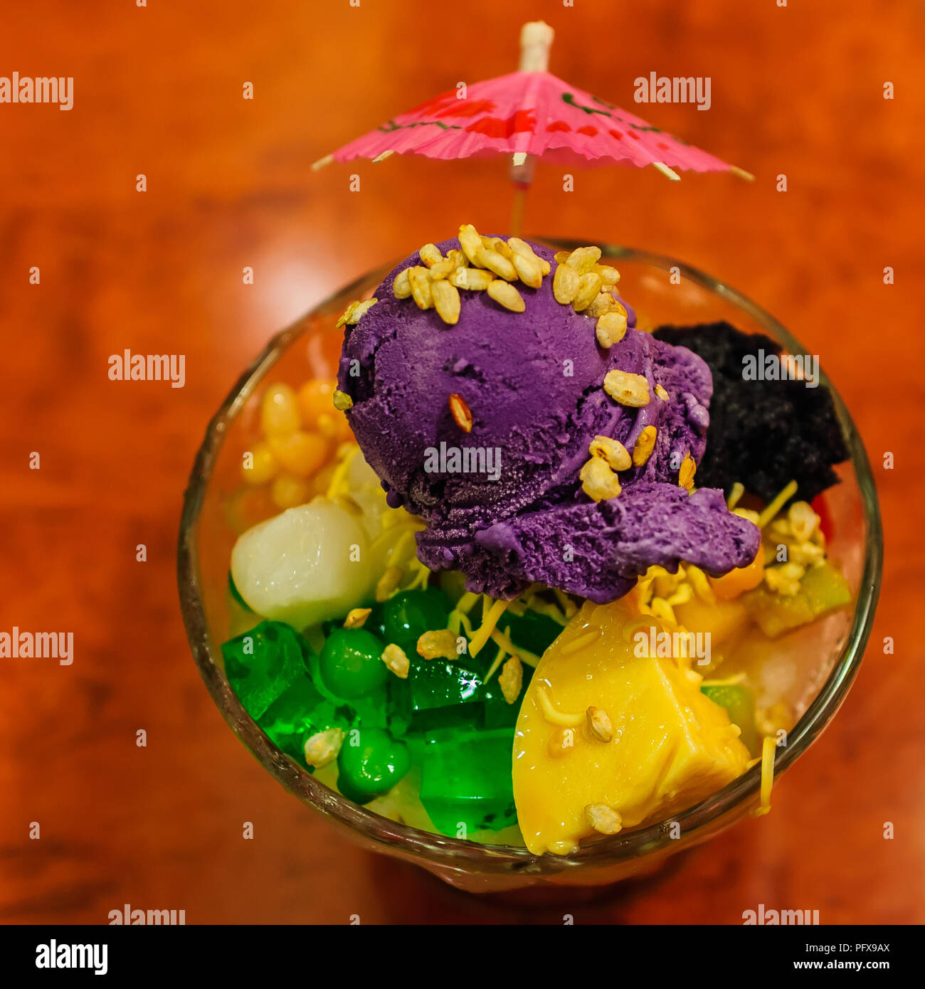 "Philippine Halo Halo' - Dessert composé de lait et de glace pilée avec divers Ingrédients : Haricots doux, noix de coco, sagou, agar jelly, tubercules et fruits. Banque D'Images