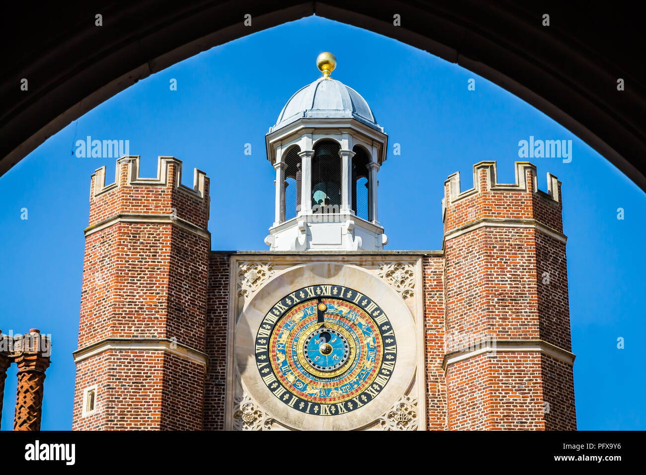 Le Palais de Hampton Court, Richmond, Londres, Royaume-Uni - 22 avril 2018 - Anne Boleyn's Gate ; le Tudor gatehouse et horloge astronomique, fait pour Henry VIII dans 15 Banque D'Images