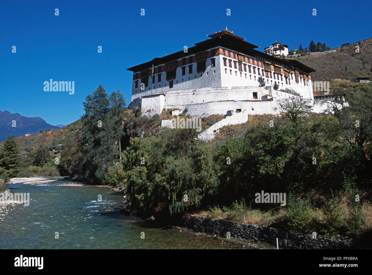 Rinpung Dzong Paro Chhu et River dans le district de Paro, Bhoutan Banque D'Images