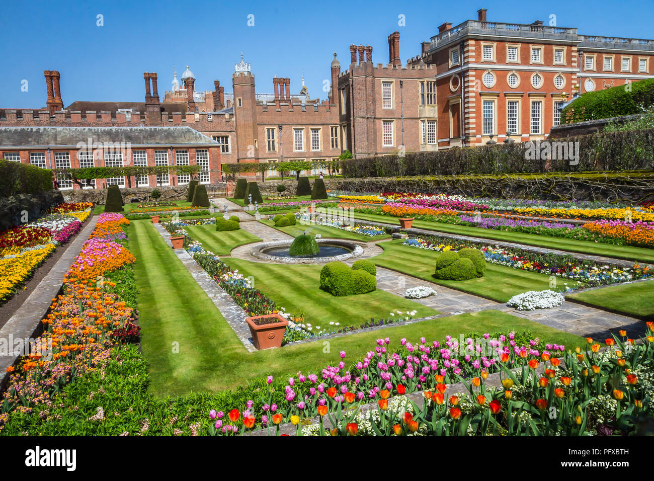 Le Palais de Hampton Court, Richmond, Londres, Royaume-Uni - 22 avril 2018 - les jardins du palais Banque D'Images