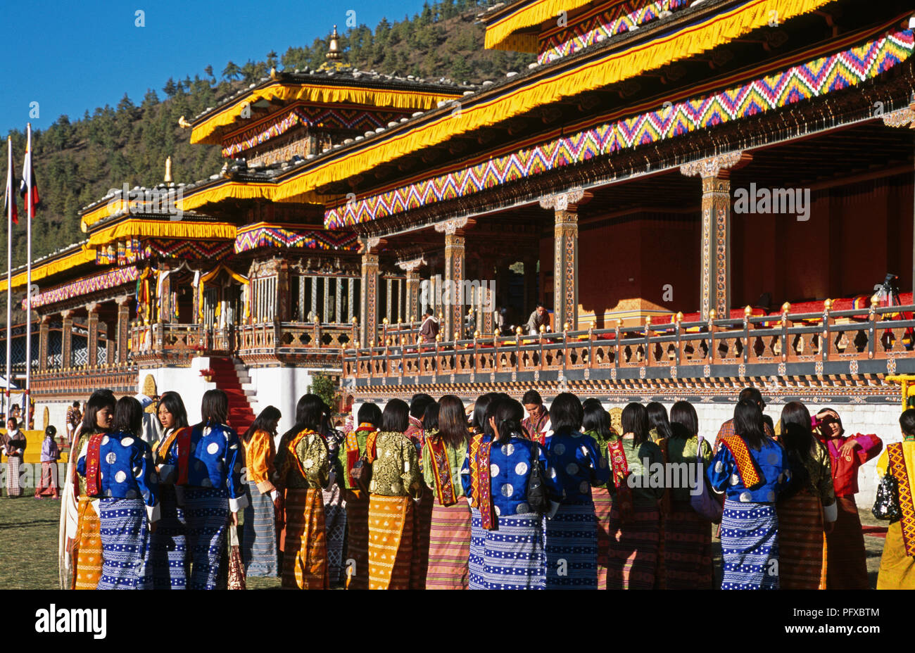 Les femmes portant le costume national au stade National à Thimpu, Bhoutan pour un usage éditorial uniquement Banque D'Images