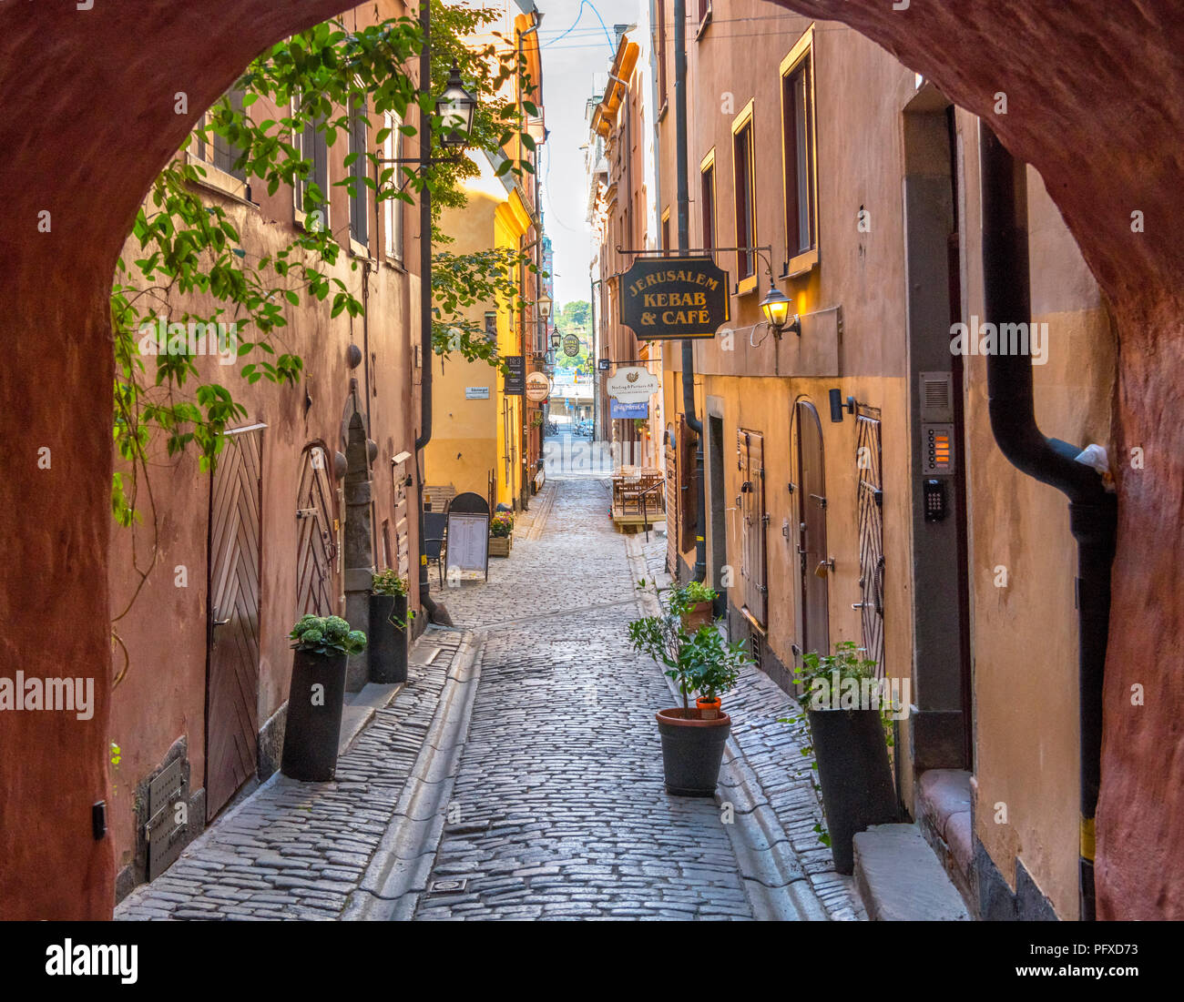 Gåsgränd, une ruelle pittoresque Västerlånggatan off, une artère principale à Gamla Stan (vieille ville), l'île de Stadsholmen, Stockholm, Suède Banque D'Images