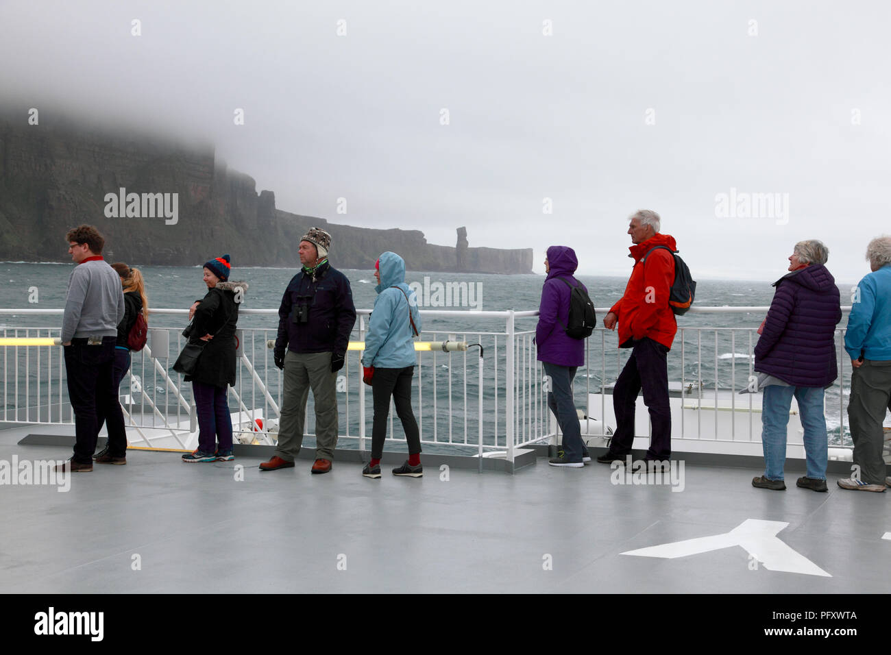 Les passagers sur le ferry de Scrabster Northlink Stromness à avec le vieil homme de Hoy, Orkney en arrière-plan Banque D'Images