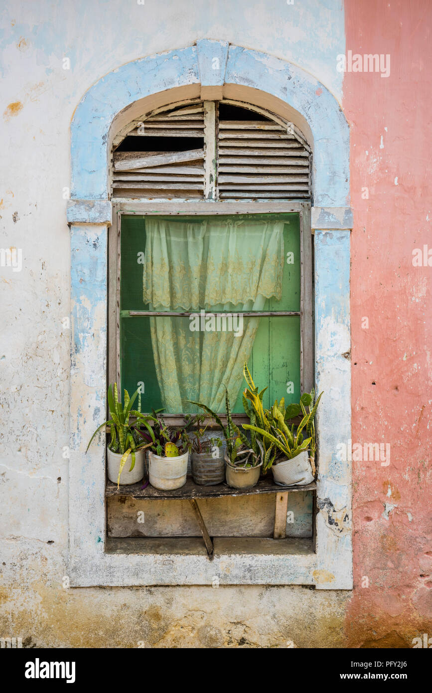 Fenêtre sur un immeuble colonial building encore en usage aujourd'hui, Roça Agua Ize, l'île de São Tomé, São Tomé et Príncipe Banque D'Images