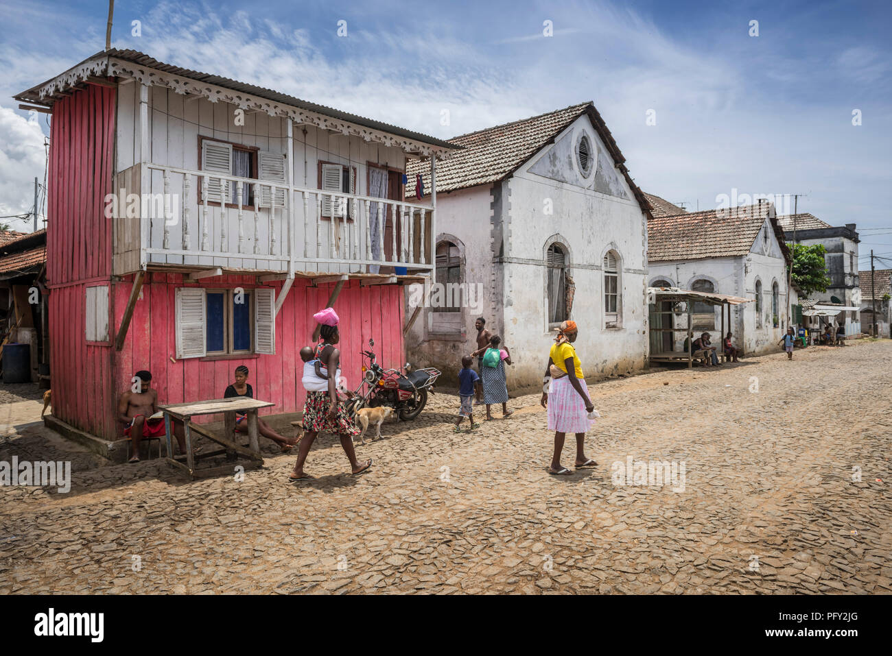 Les bâtiments résidentiels et boutiques coloniale encore en usage aujourd'hui, Roça Agua Ize, l'île de São Tomé, São Tomé et Príncipe Banque D'Images