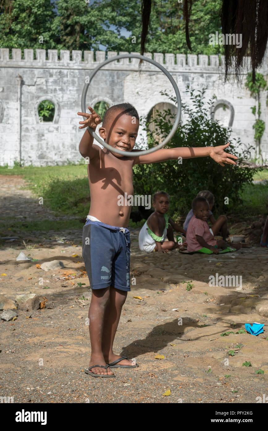 Les enfants jouent sur l'île de Príncipe, Roça Sundy, São Tomé et Principe Banque D'Images