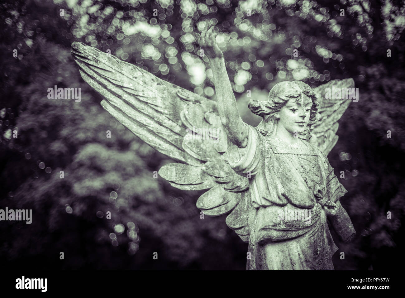Angel sculpture sur pierre à l'ancien cimetière à Southampton en monochrome, Southampton, Angleterre, Royaume-Uni Banque D'Images