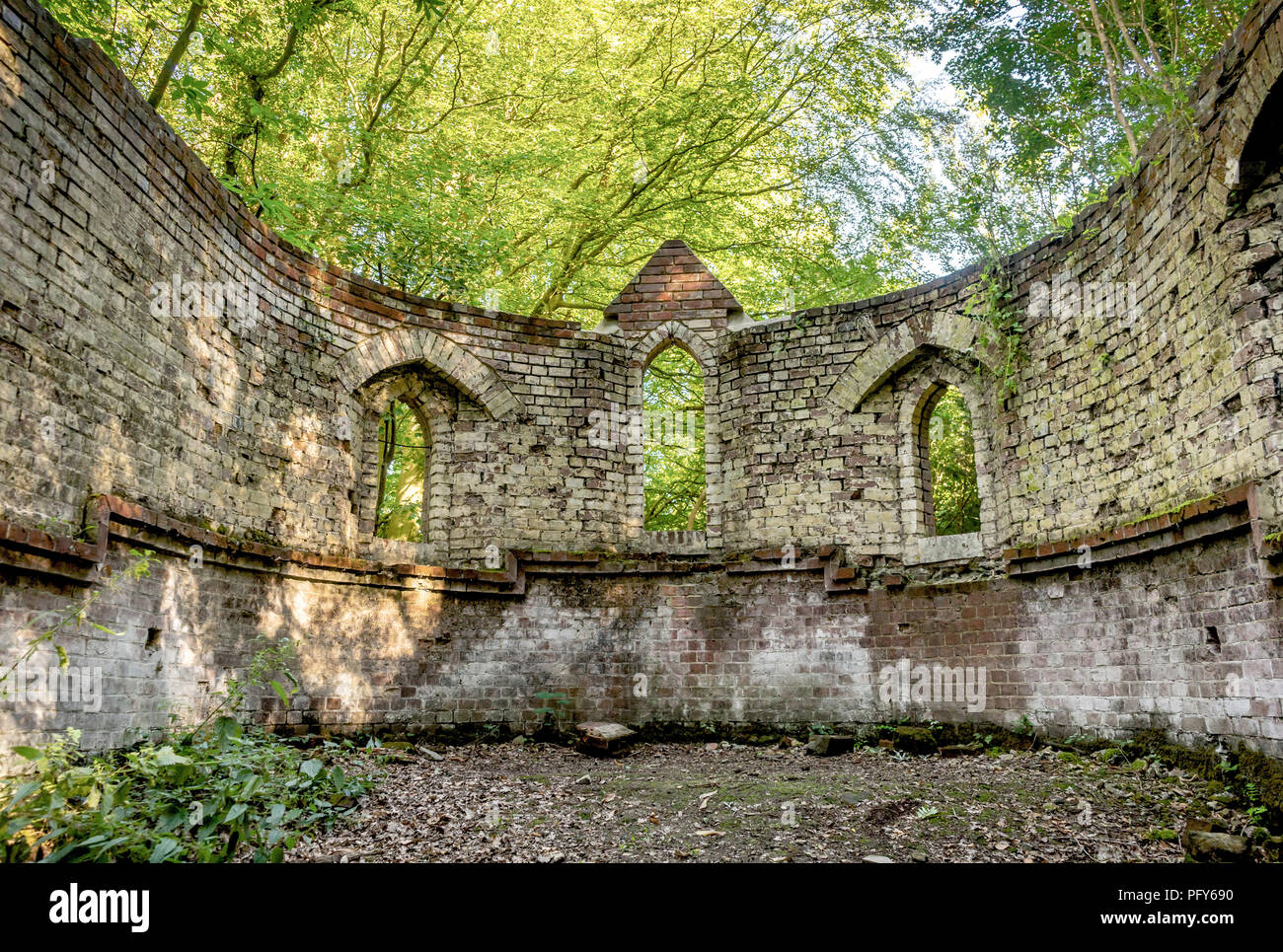 L'intérieur du bâtiment abandonné d'une ancienne maison victorienne dans le village de Bedham, West Sussex, England, UK Banque D'Images