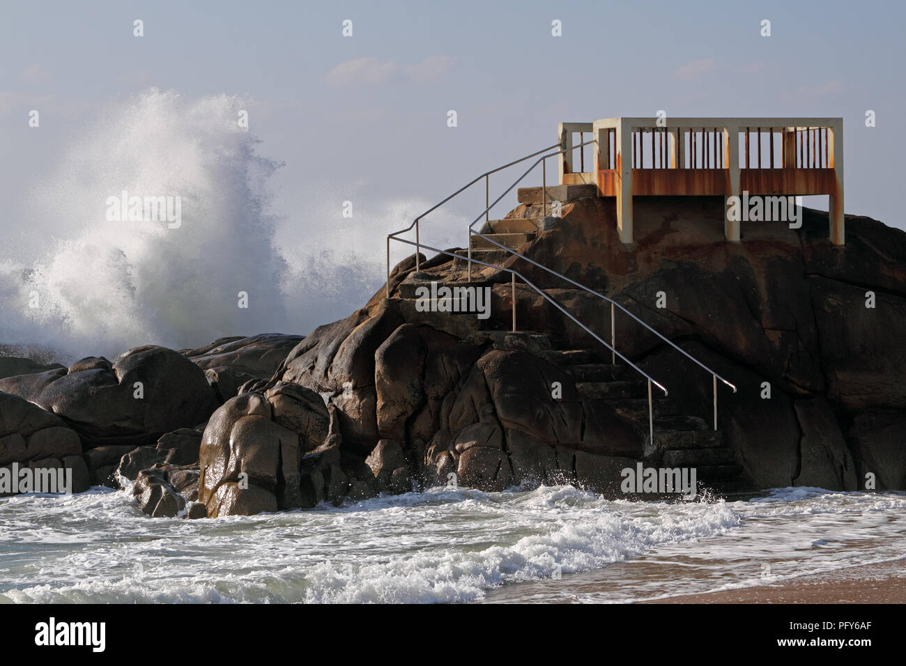 Balcon sur une falaise donnant sur la mer dans un jour de tempête mais ensoleillé avec de grosses vagues, Vila do Conde, Nord du Portugal Banque D'Images