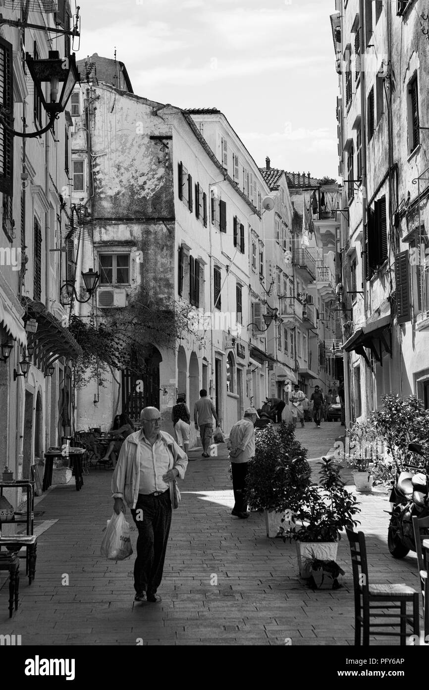 Guilford, une rue dans la vieille ville de Corfou, aka Kerkyra, la Grèce. Version noir et blanc Banque D'Images