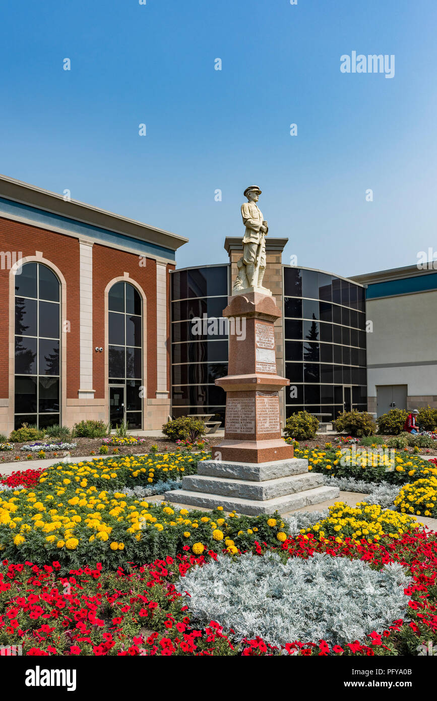 Monument des soldats tombés, Mary C. Moor Public Library, Lacombe, Alberta, Canada. Banque D'Images