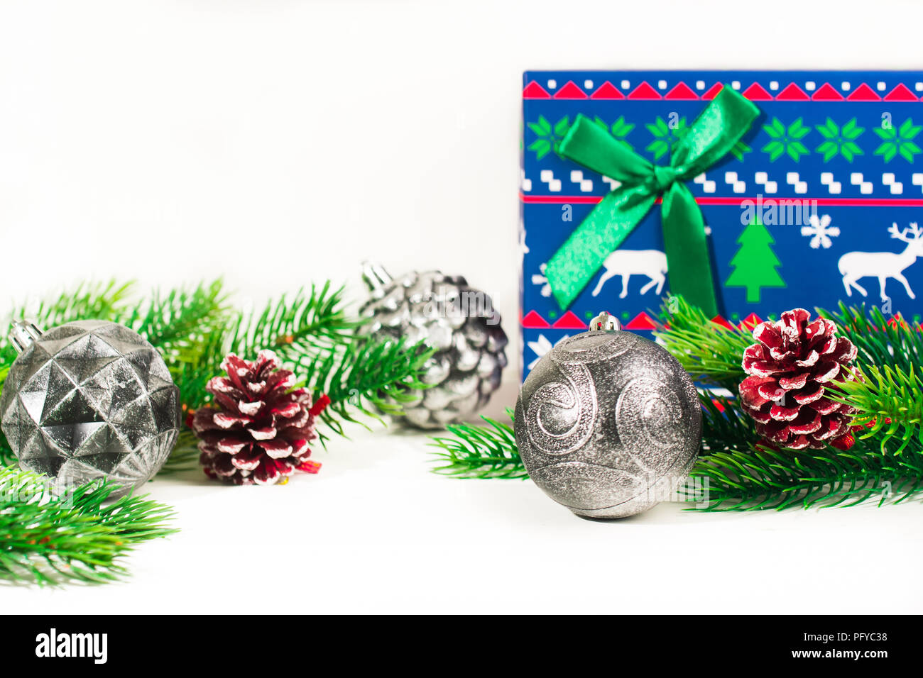 Branches de sapin de noël décoré de blanc sur les jouets, boîte-cadeau sur blanc. L'espace pour le texte. Banque D'Images